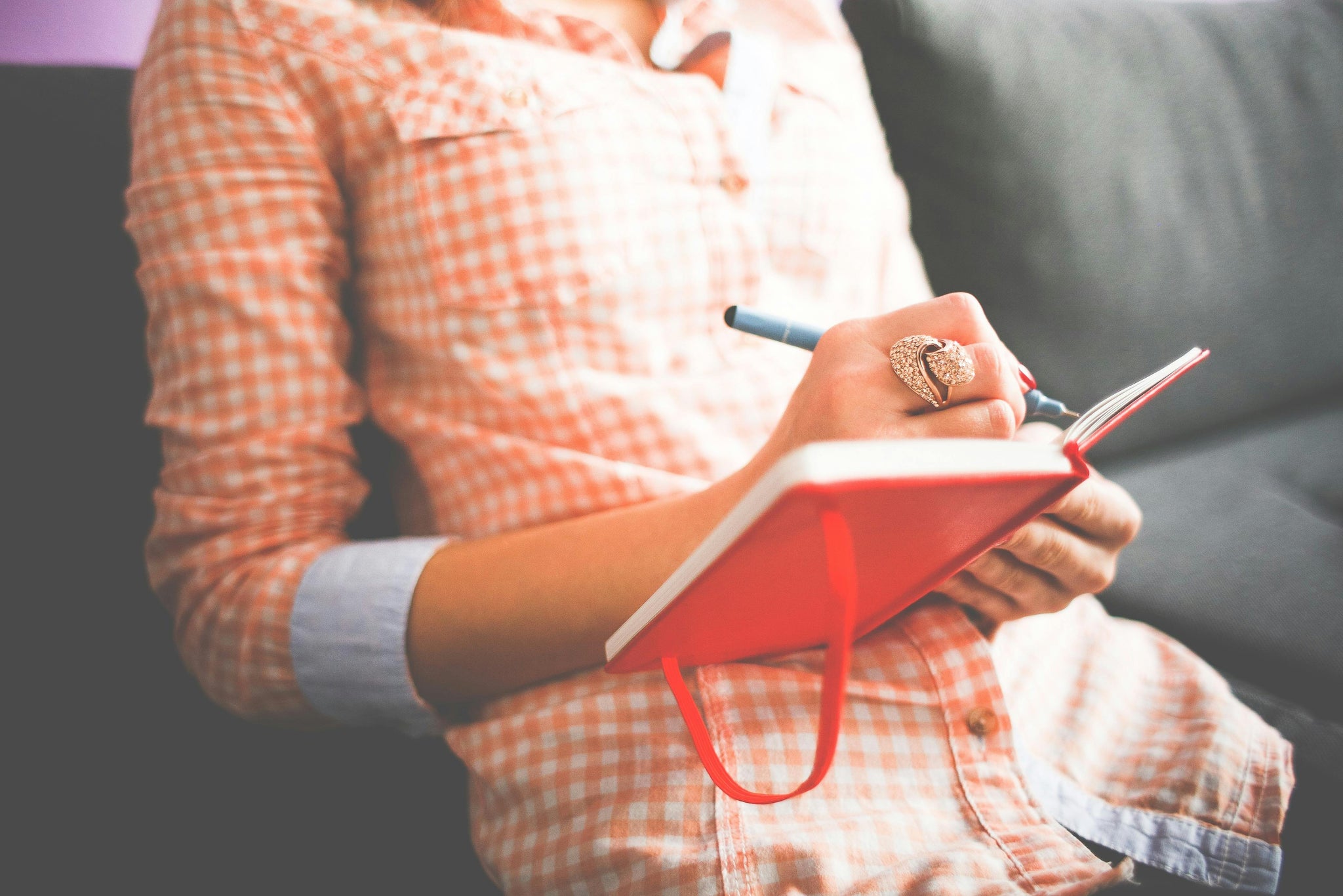 Vrouw met bloeddrukdagboek